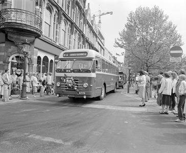 883684 Afbeelding van de optocht met historische autobussen en trams op de Mariaplaats te Utrecht ter gelegenheid van ...